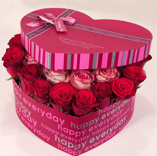 Szív alakú rózsadoboz különleges rózsaszín és piros rózsákkal a Virágpostától