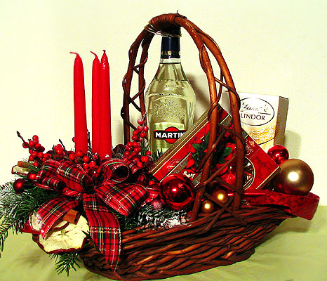 Tombola sorsolása Karácsonyi ajándékkosár, asztaldísszel, Martinivel és Lindt csokival