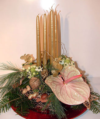 Tombola sorsolása Karácsonyi ajándékkosár, asztaldísszel, Martinivel és Lindt csokival