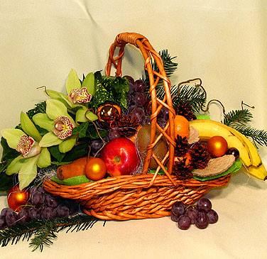 Tombola sorsolása Karácsonyi ajándékkosár, asztaldísszel, Martinivel és Lindt csokival