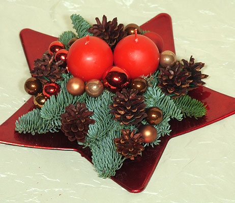 Orchidea ág Borban a vigasság - Finom vörösbor, elegáns díszdobozban, karácsonyias virágos díszítéssel