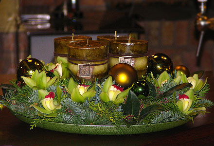 Orchidea ág Borban a vigasság - Finom vörösbor, elegáns díszdobozban, karácsonyias virágos díszítéssel