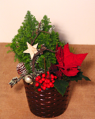 Tombola sorsolása Karácsonyi ajándékkosár, asztaldísszel, Martinivel és Lindt csokival