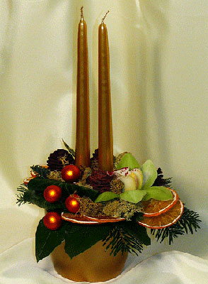 Tombola sorsolása Karácsonyi ajándékkosár, asztaldísszel, Martinivel és Lindt csokival