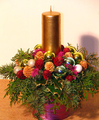 Tombola sorsolása Karácsonyi ajándékkosár, asztaldísszel, Martinivel és Lindt csokival