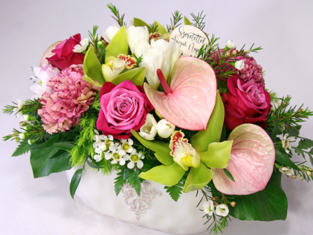 Virágposta - Anyának! - virágtál orchideákkal és rózsákkal, díszes kerámia tálban