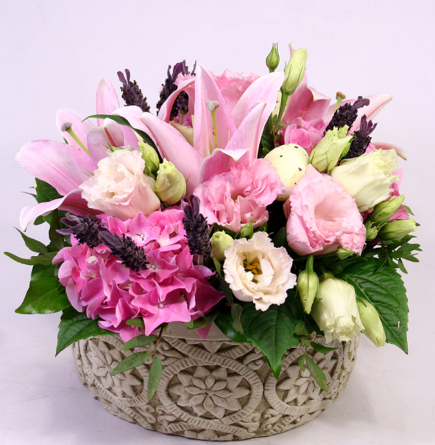Virágposta - Rusztikus virágtál rózsaszín liliomokkal