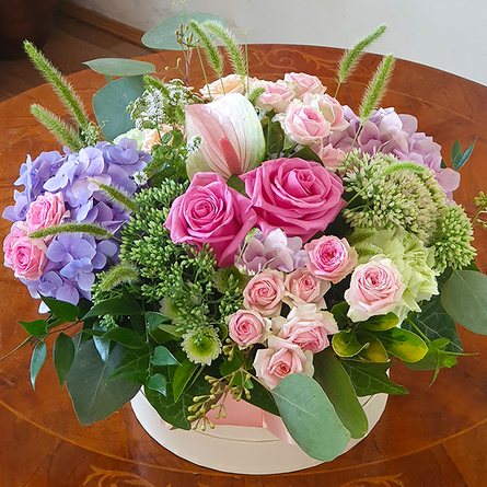Virágposta - Virágbox pink rózsákkal és hortenziával