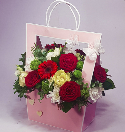 Virágposta - A szeretet üzenete - virágtáska vörös rózsákkal