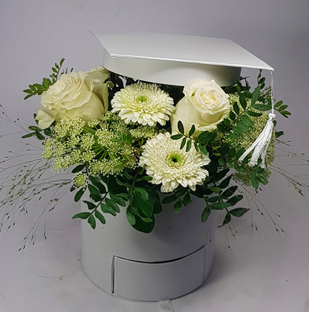 Virágposta - Ballagásodon köszöntünk - Kalap fehér virágokkal