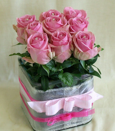 Virágposta - Swarovskis pink rózsák üvegkockában