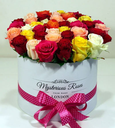 Virágposta - Szivárvány rózsabox - színes rózsák hengerdobozban