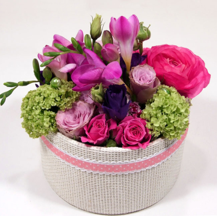 Virágposta - Tavaszi virágdoboz lila fréziákkal, rózsákkal