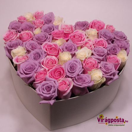 Virágposta - Szív rózsadoboz lila rózsákkal