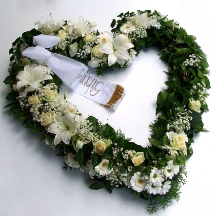 Virágposta - Szív alakú koszorú 8. - fehér virágokkal
