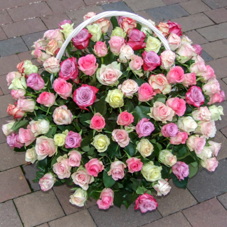 Virágposta - Rózsaszín szín-játék - virágkosár romantikus rózsákkal